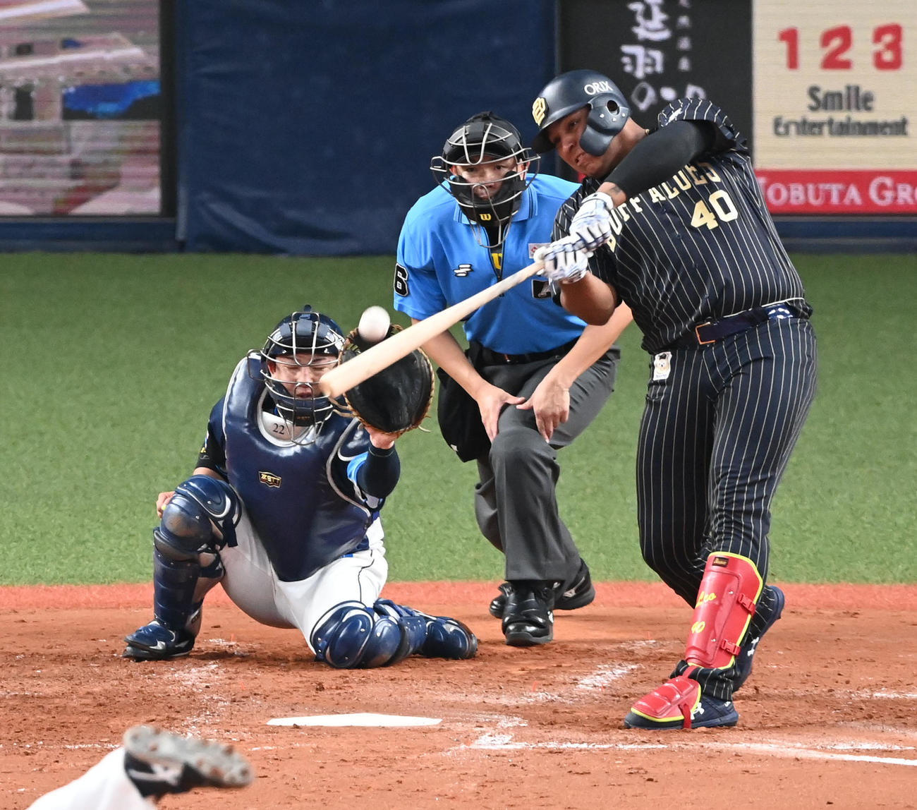オリックス対西武　4回裏オリックス無死、セデーニョは左中間に本塁打を放つ（撮影・前岡正明）