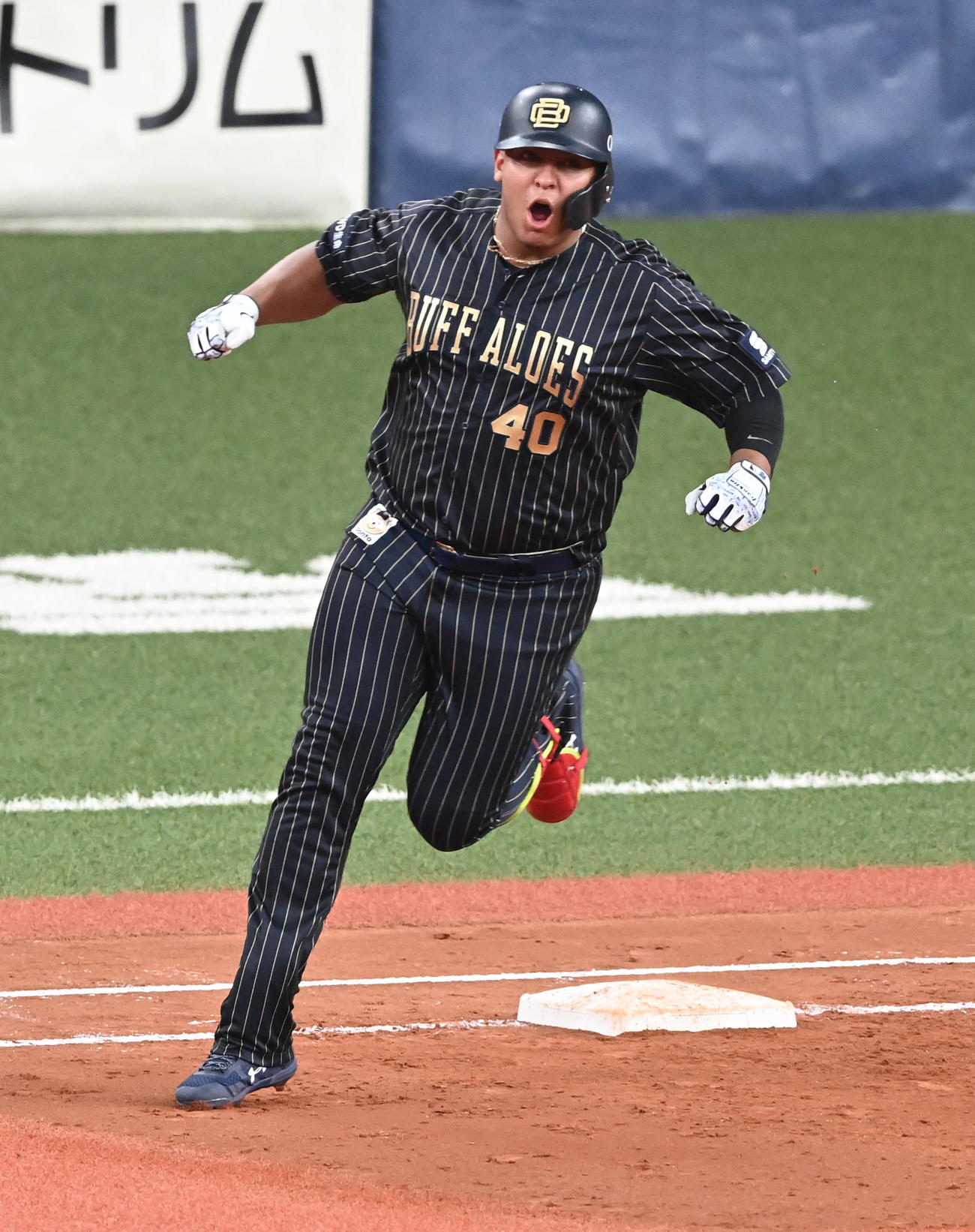 オリックス対西武　4回裏オリックス無死、セデーニョは左中間に本塁打を放ちほえる（撮影・前岡正明）