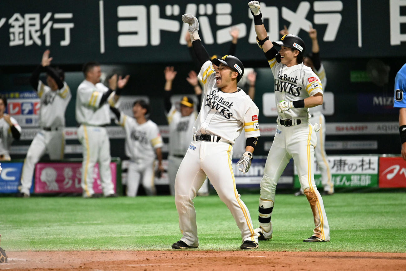 ソフトバンク対ロッテ　7回裏ソフトバンク2死一、二塁、佐藤直の2点適時二塁打に歓喜する近藤（中央）と周東（右）（撮影・林敢治）