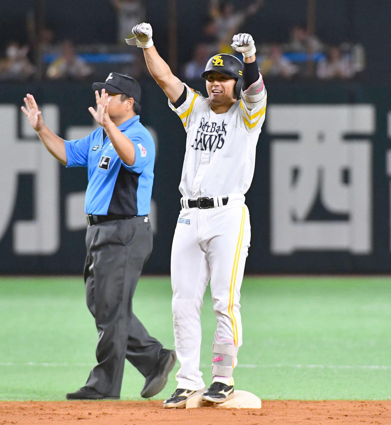 ソフトバンク対ロッテ　7回裏ソフトバンク2死一、二塁、左中間へ2点適時二塁打を放ち、ベンチに向かってガッツポーズする佐藤直（撮影・岩下翔太）