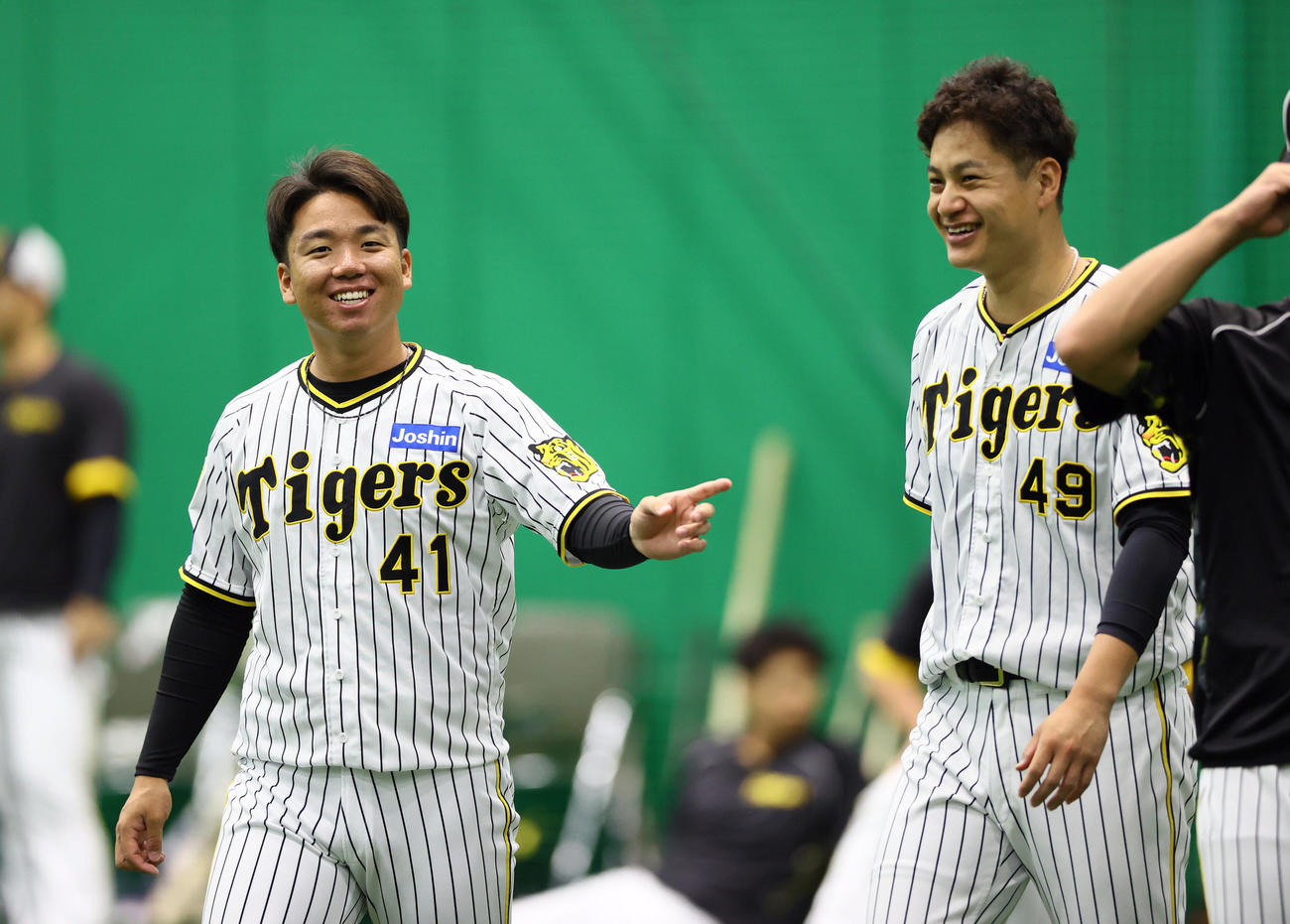 室内で笑顔の村上（左）と大竹（撮影・上山淳一）