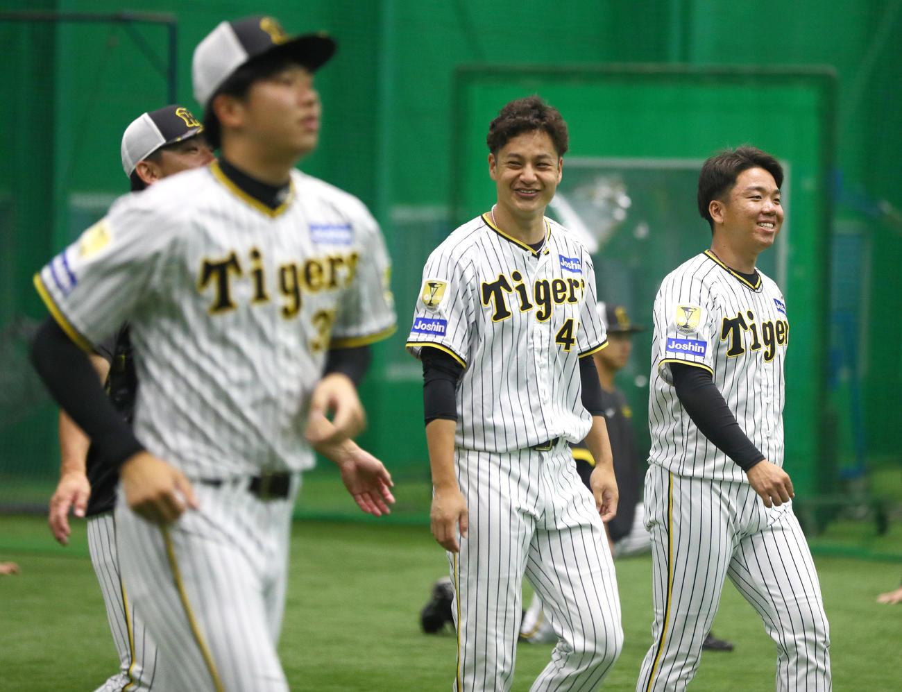 室内で笑顔の大竹（中央）と村上。手前は才木（撮影・上山淳一）