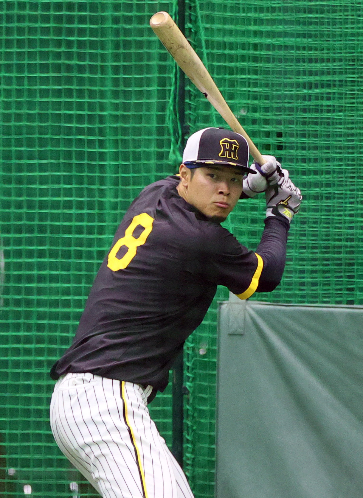 室内でフリー打撃する佐藤輝（撮影・上山淳一）