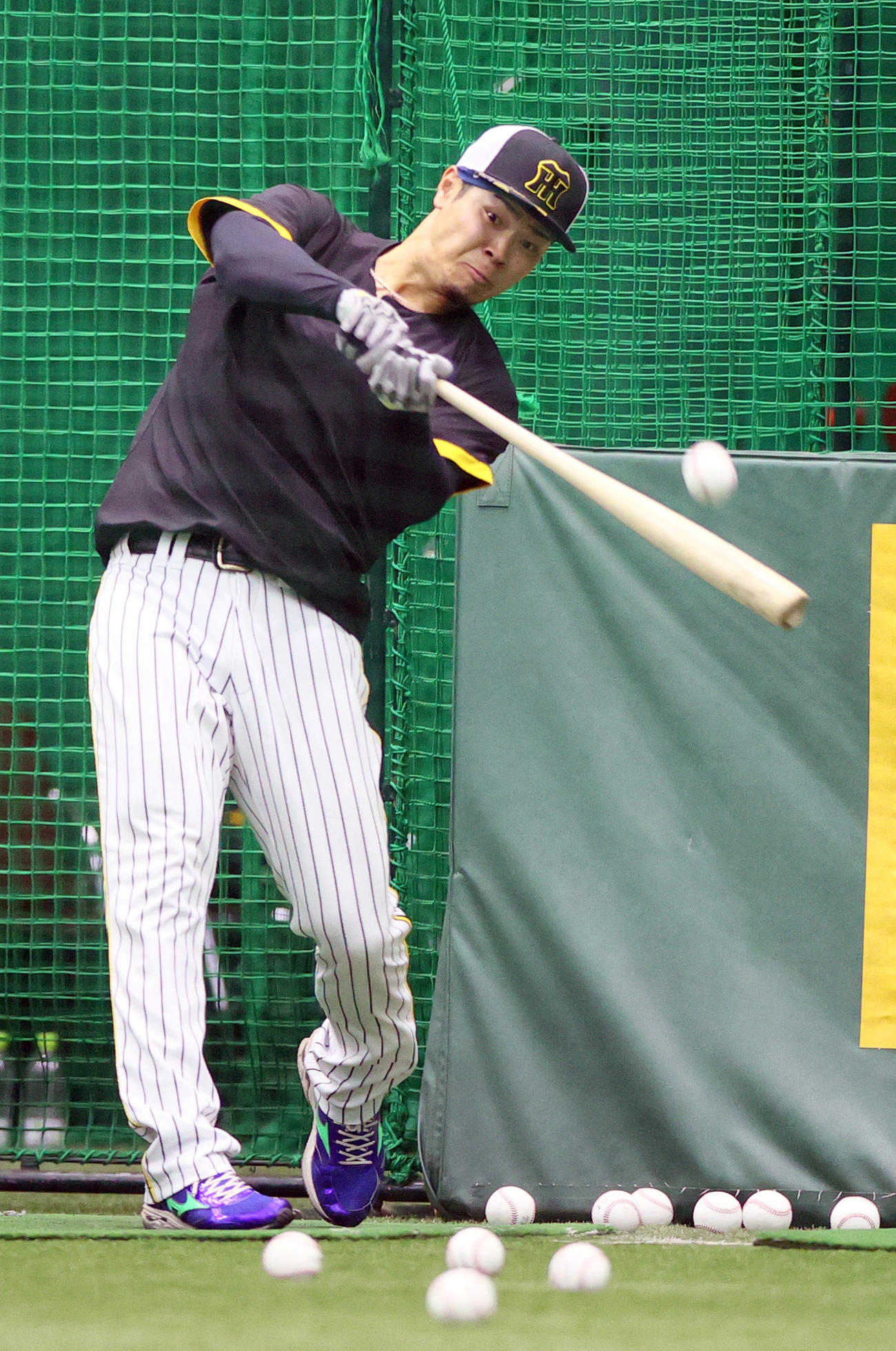 室内でフリー打撃する佐藤輝（撮影・上山淳一）