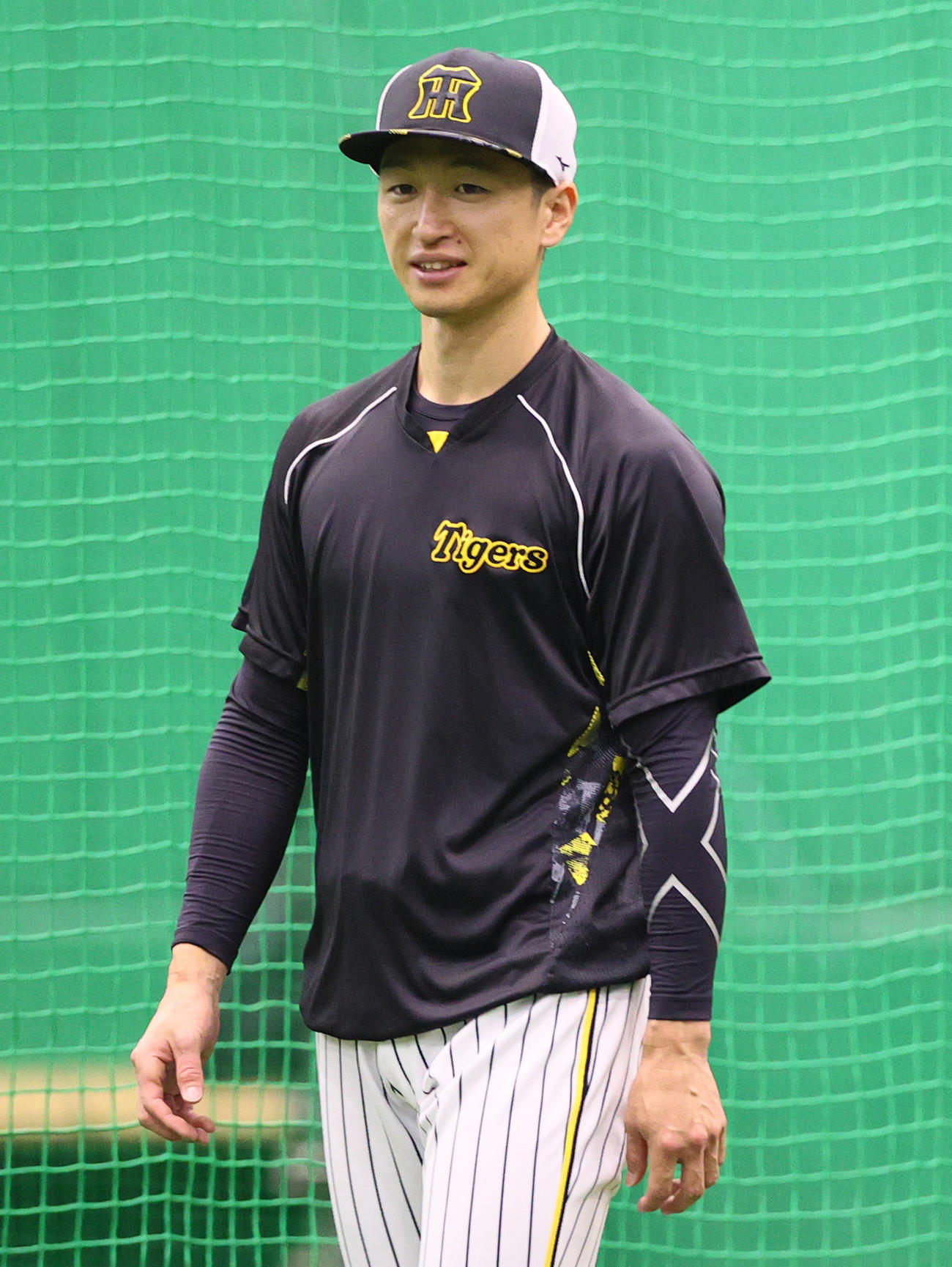 リラックスした表情でアップする近本（撮影・上山淳一）