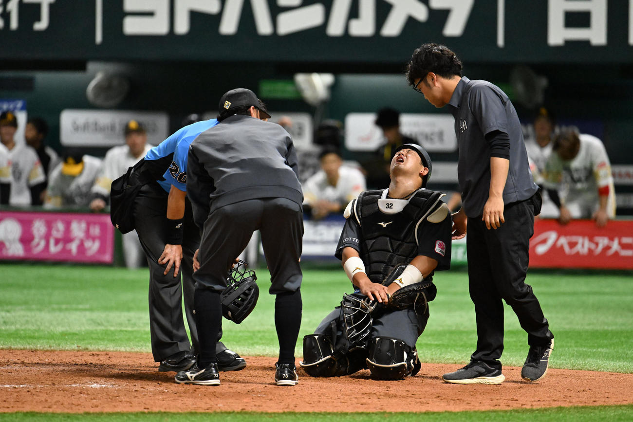 ソフトバンク対ロッテ　9回裏ソフトバンク1死三塁、本塁で川村と接触した佐藤（中央）（撮影・林敢治）
