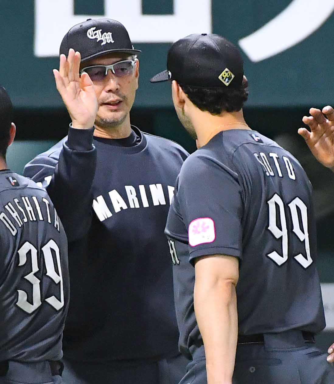 ソフトバンク対ロッテ　引き分けで試合終了し、ソト（右）とタッチを交わす吉井監督（撮影・岩下翔太）