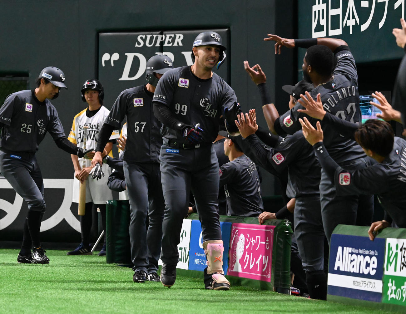 ソフトバンク対ロッテ　9回表ロッテ2死一、二塁、ソトは逆転本塁打を放ちナインから祝福を受ける（撮影・林敢治）