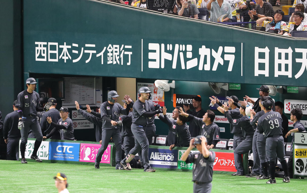 ソフトバンク対ロッテ　9回表ロッテ2死一、二塁、ソトは右越えに勝ち越しとなる3点本塁打を放ちベンチのナインとハイタッチ（撮影・梅根麻紀）