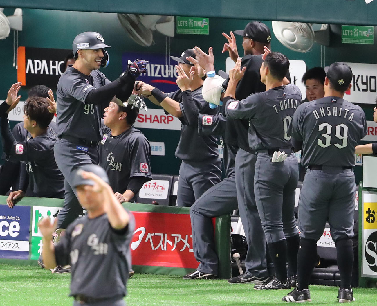ソフトバンク対ロッテ　9回表ロッテ2死一、二塁、ソトは右越えに勝ち越しとなる3点本塁打を放ちベンチのナインとハイタッチ（撮影・梅根麻紀）