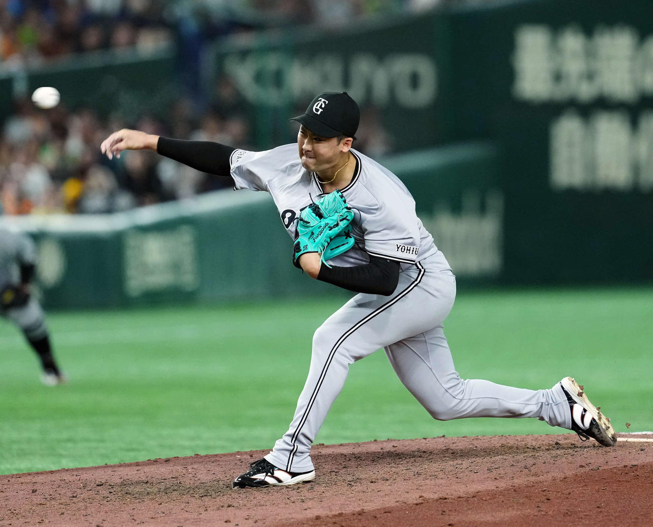 巨人対ヤクルト　6回からマウンドに上がった巨人船迫（撮影・たえ見朱実）