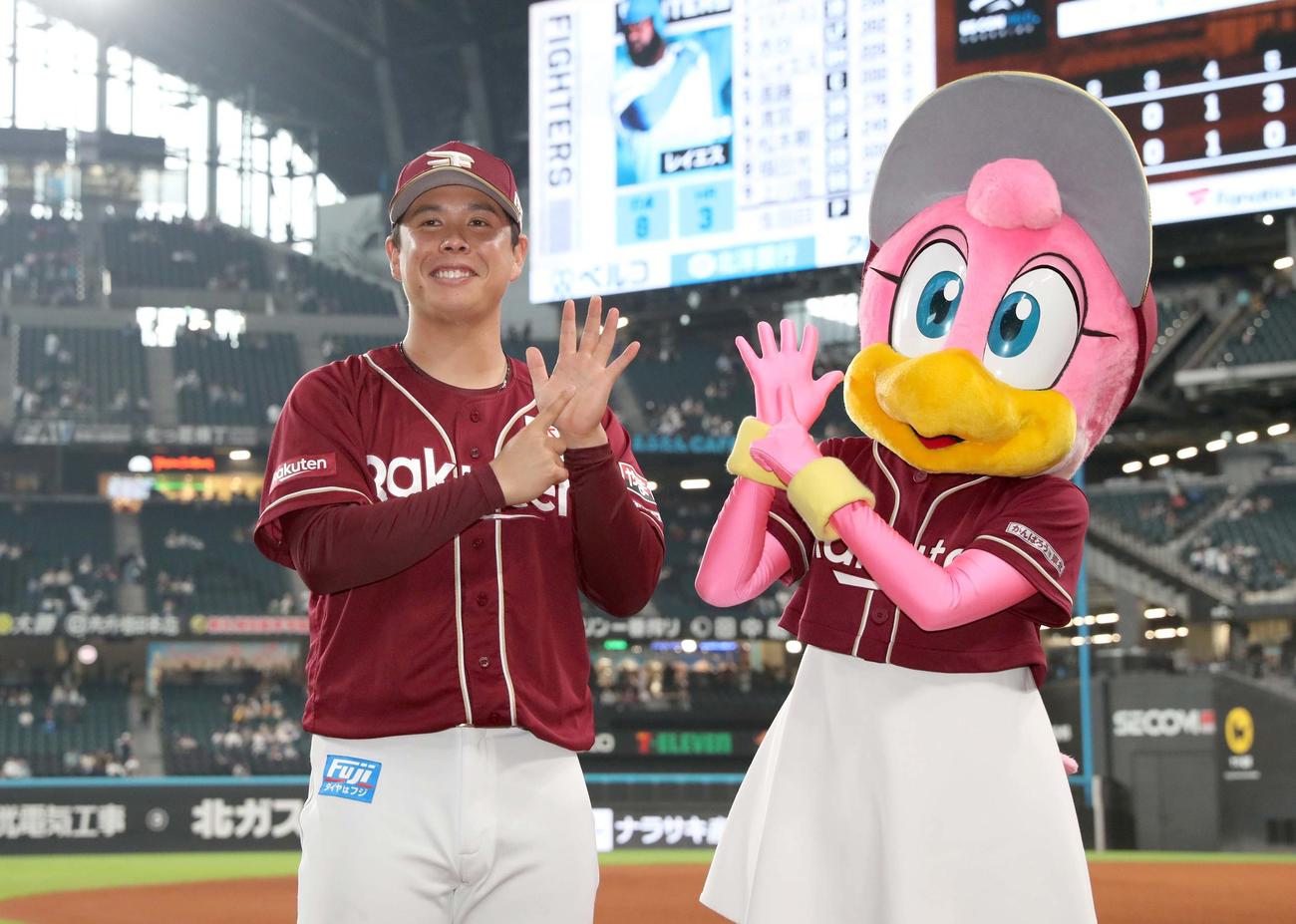 日本ハム対楽天　6勝目を挙げ笑顔の藤井（撮影・黒川智章）