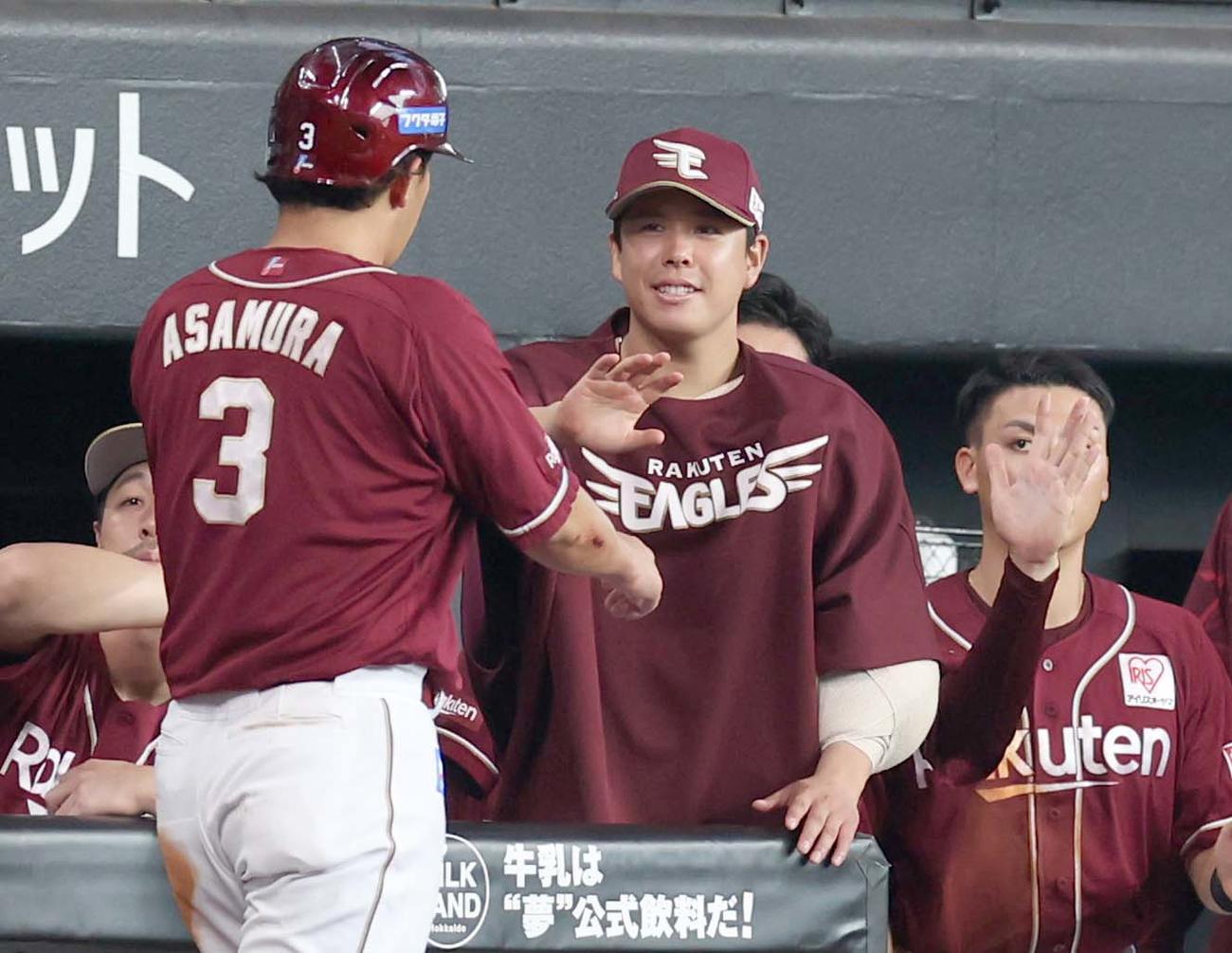 日本ハム対楽天　8回表、生還した浅村を出迎える藤井（撮影・黒川智章）
