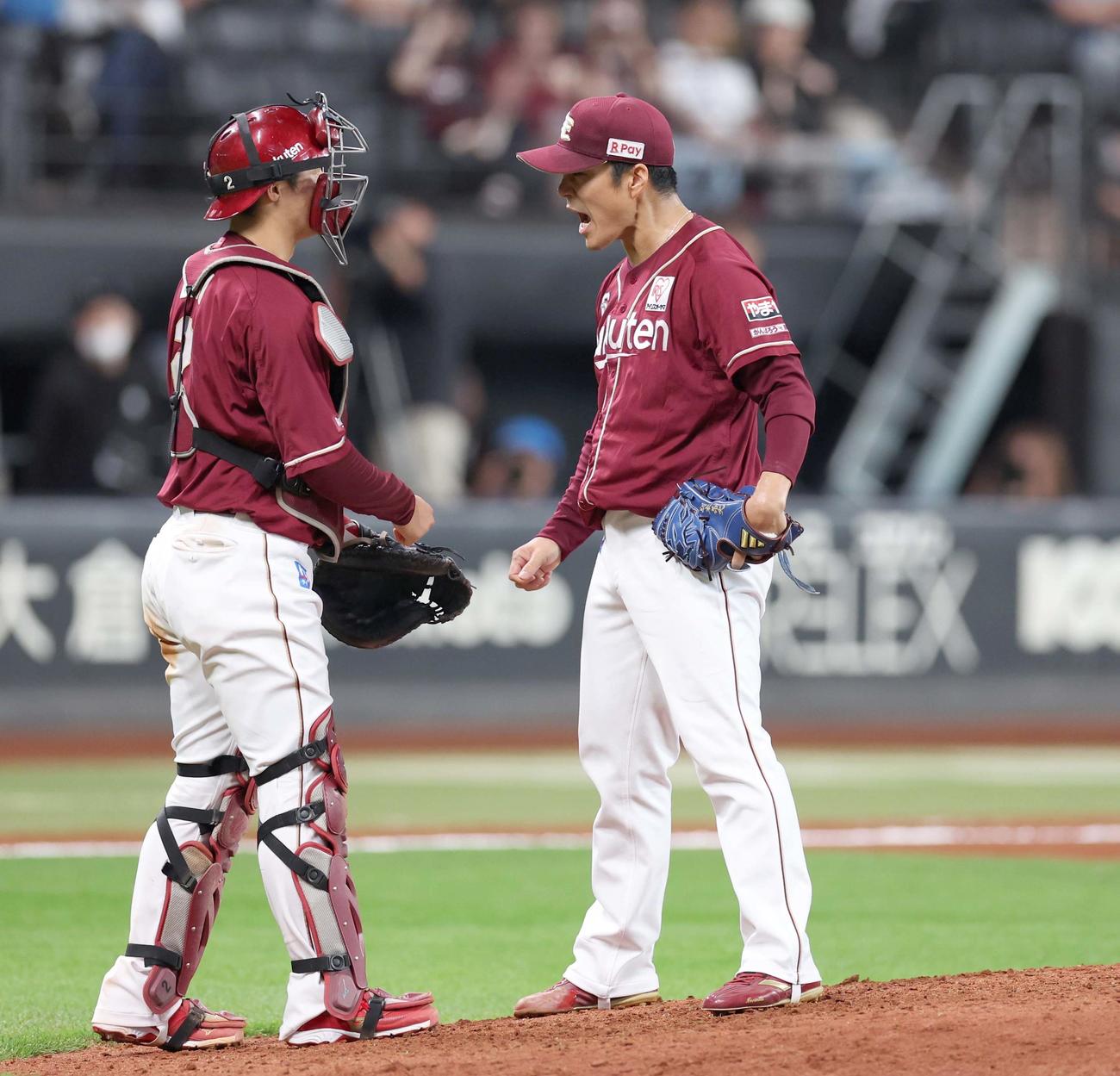 日本ハム対楽天　試合後、太田（左）に向かって叫ぶ則本（撮影・黒川智章）