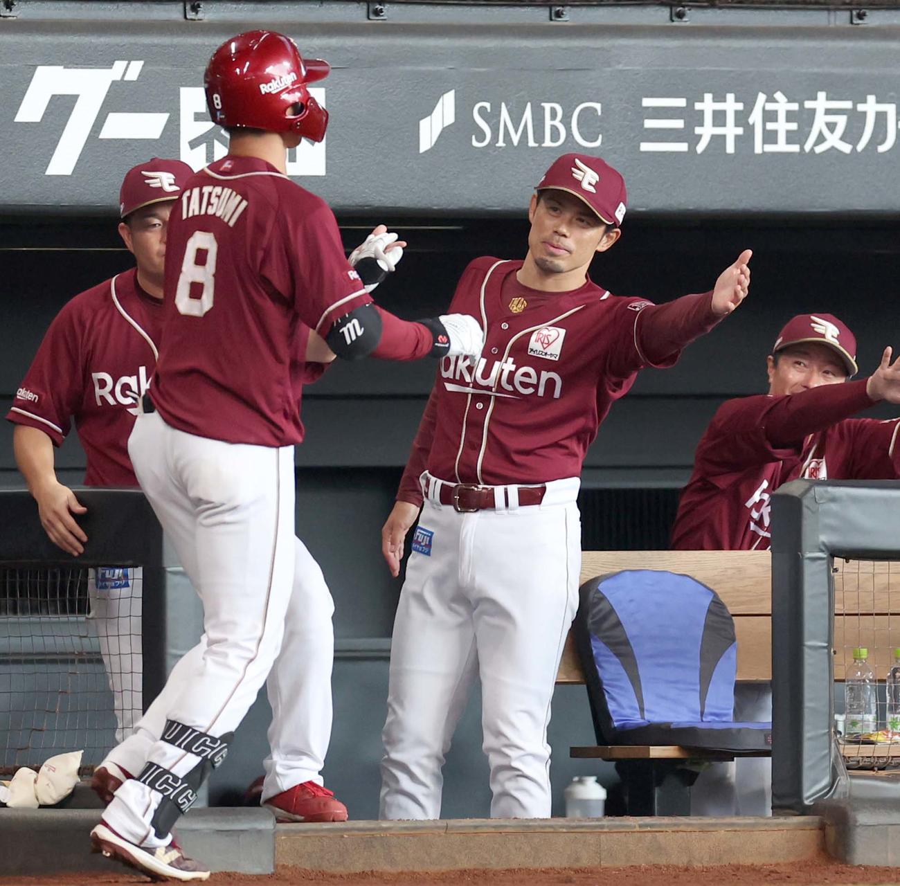 日本ハム対楽天　4回表、本塁打を放った辰己を出迎える今江監督（撮影・黒川智章）