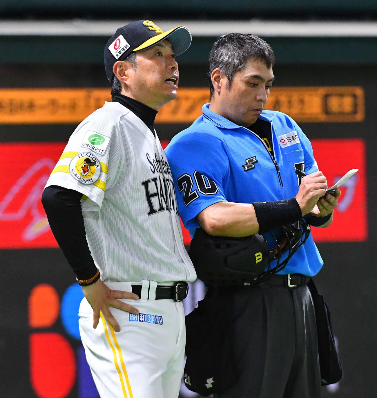 ソフトバンク対ロッテ　9回裏終了後、守備の交代を告げる小久保監督（撮影・岩下翔太）