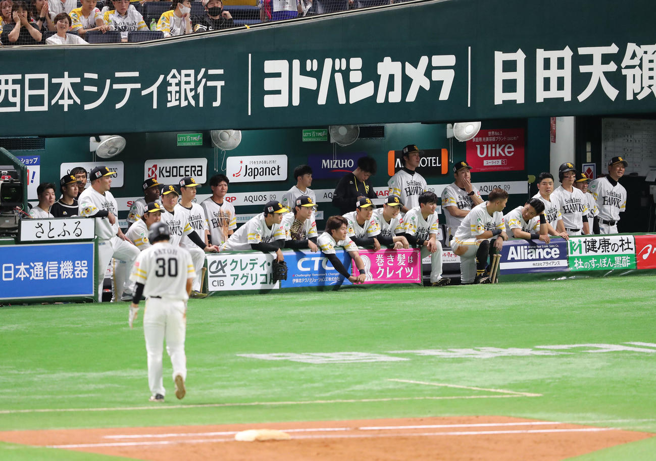 ソフトバンク対ロッテ　12回裏ソフトバンク1死一塁、けん制でアウトとなった佐藤直はベンチに引き揚げる、静かになるベンチのナイン（撮影・梅根麻紀）