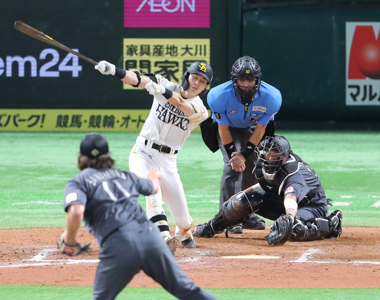 ソフトバンク対ロッテ　延長12回裏ソフトバンク2死一塁、周東は空振りの三振（撮影・梅根麻紀）