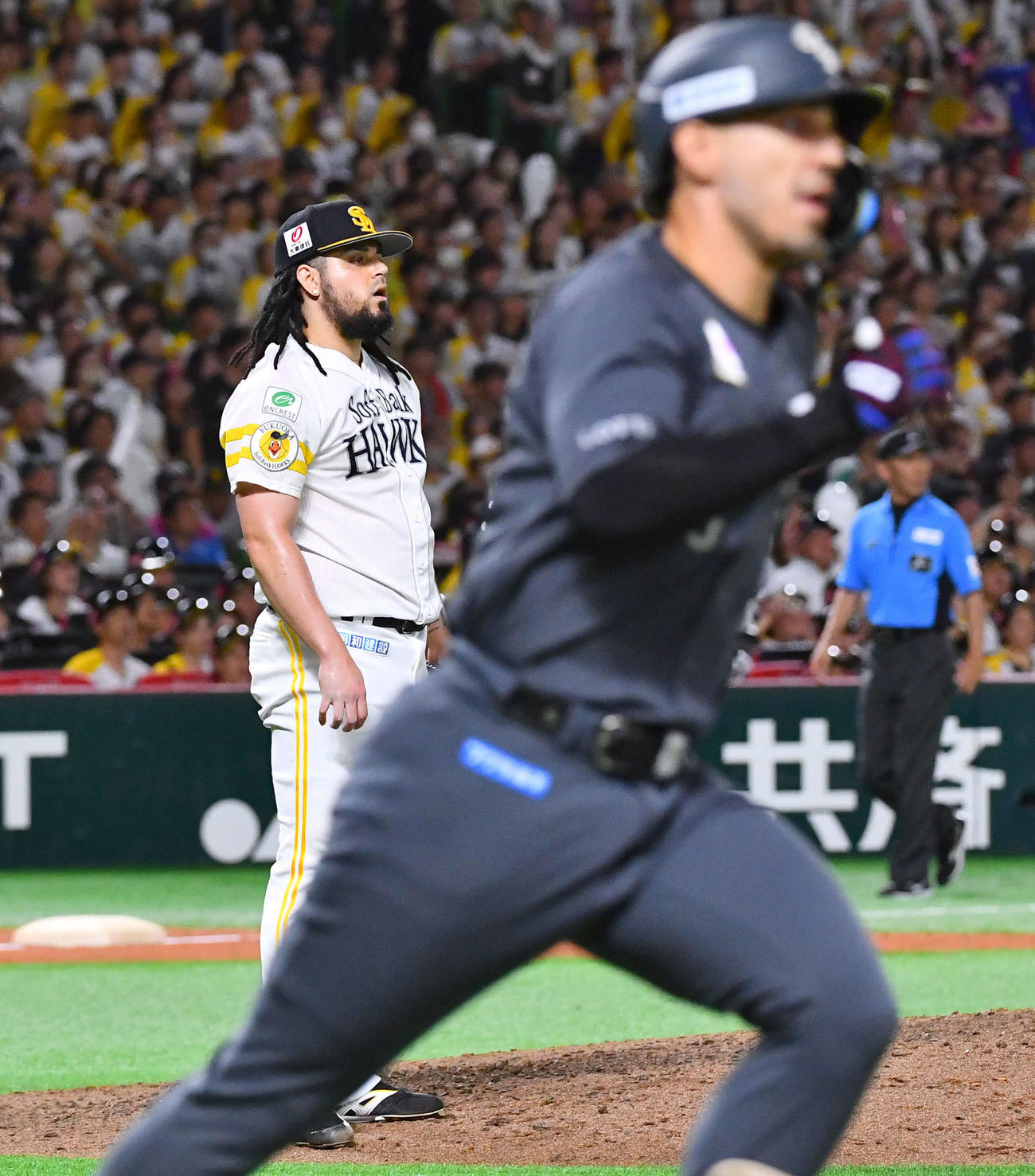 ソフトバンク対ロッテ　9回表ロッテ2死一、二塁、ソト（右）に右越え3点本塁打を打たれぼうぜんとするオスナ（撮影・岩下翔太）