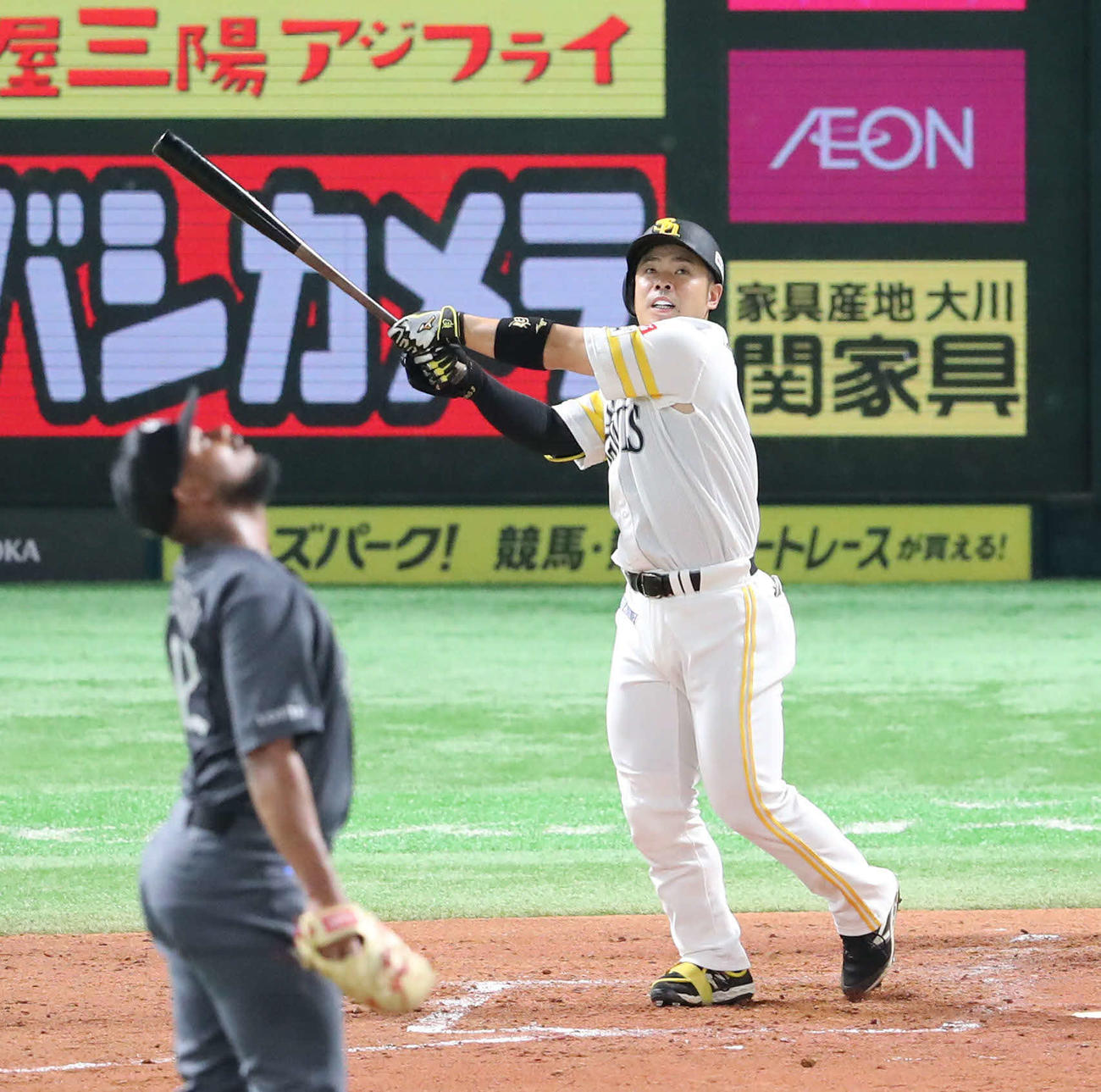 ソフトバンク対ロッテ　4回裏ソフトバンク1死一塁、近藤は左中間に2点本塁打を放つ（撮影・梅根麻紀）