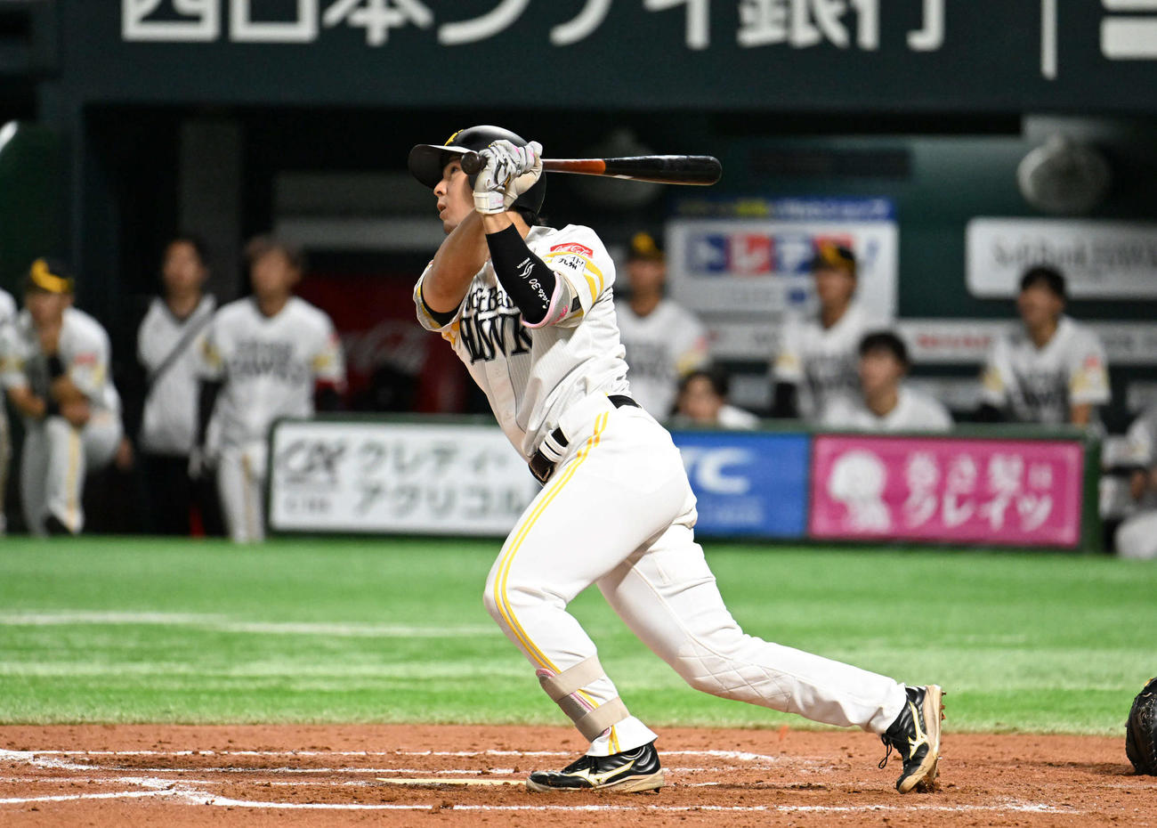 ソフトバンク対ロッテ　7回裏ソフトバンク2死一、二塁、佐藤直は2点適時二塁打を放つ（撮影・林敢治）