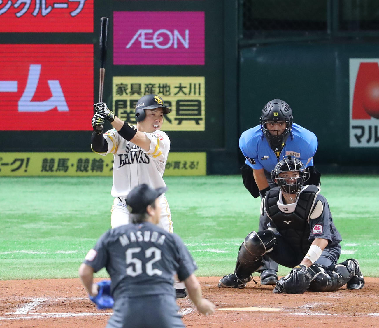 ソフトバンク対ロッテ　9回裏ソフトバンク無死、近藤は左越え二塁打を放つ（撮影・梅根麻紀）