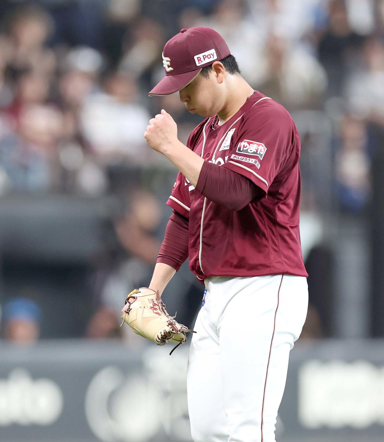 日本ハム対楽天　6回裏日本ハム1死一塁、郡司を併殺にとりガッツポーズの藤井（撮影・黒川智章）