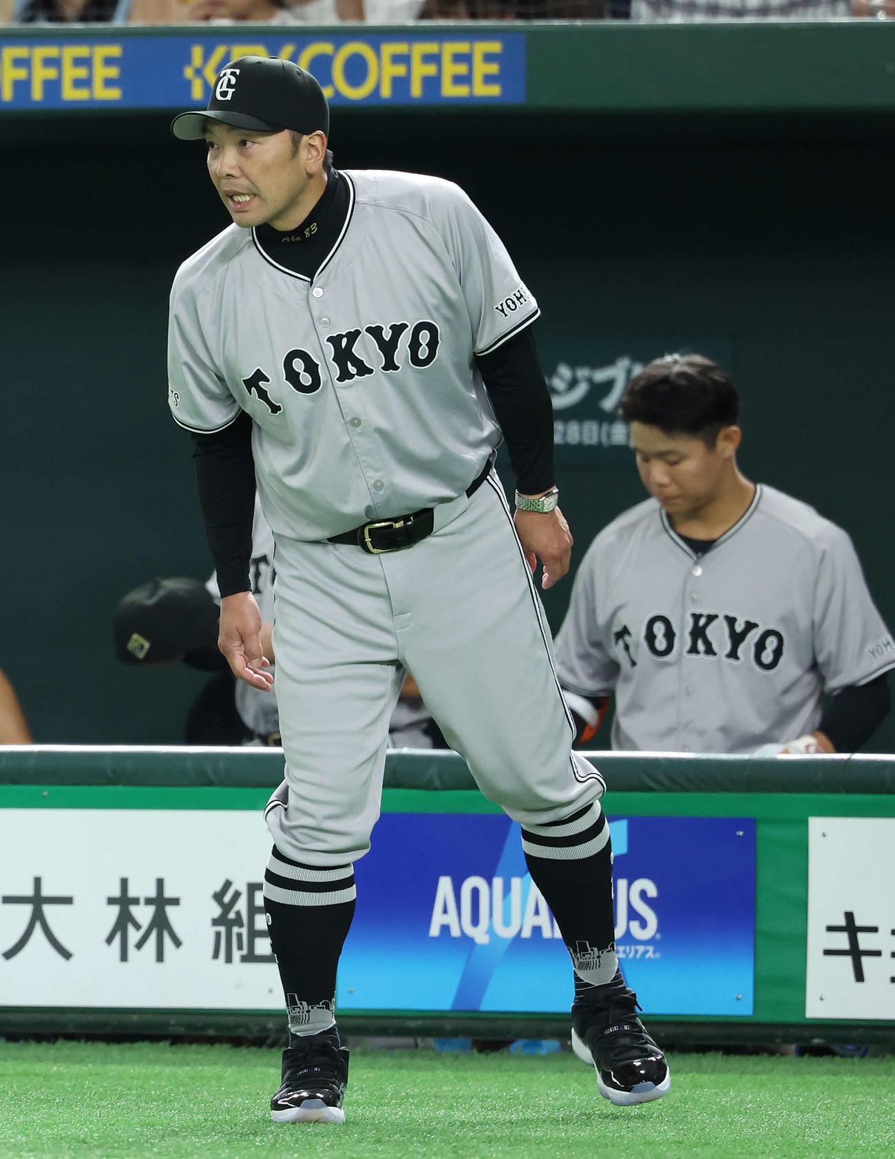 巨人対ヤクルト　6回裏を終え、選手交代を告げる阿部監督（撮影・河田真司）