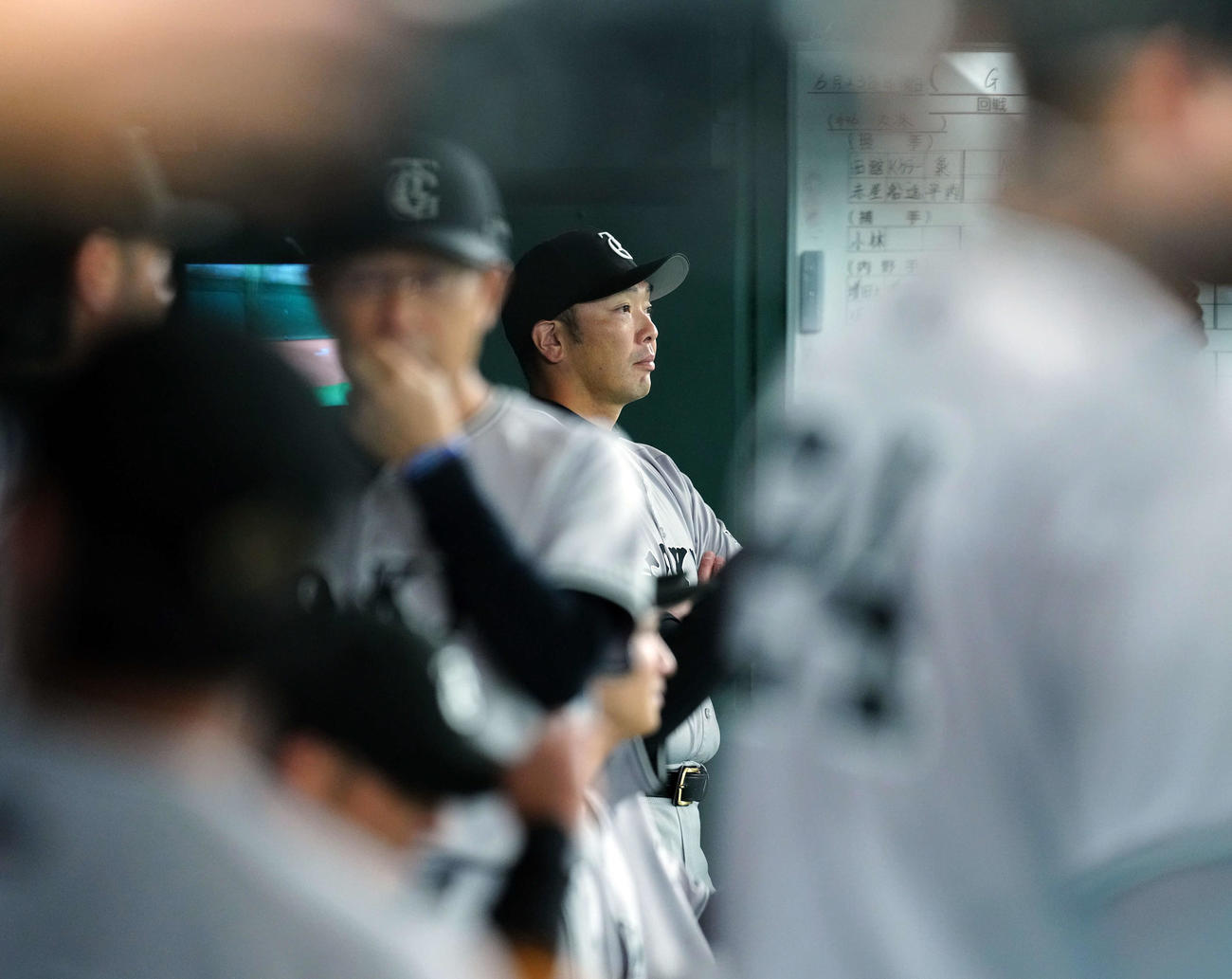 巨人対ヤクルト　戦況を見つめる巨人阿部監督（撮影・たえ見朱実）