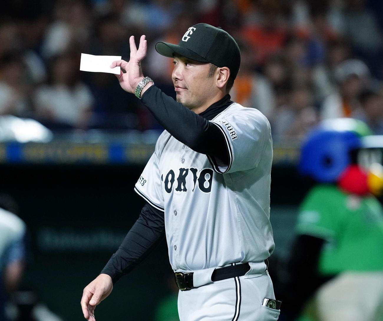 巨人対ヤクルト　メンバー表の最終確認を終えベンチに戻る巨人阿部監督（撮影・たえ見朱実）