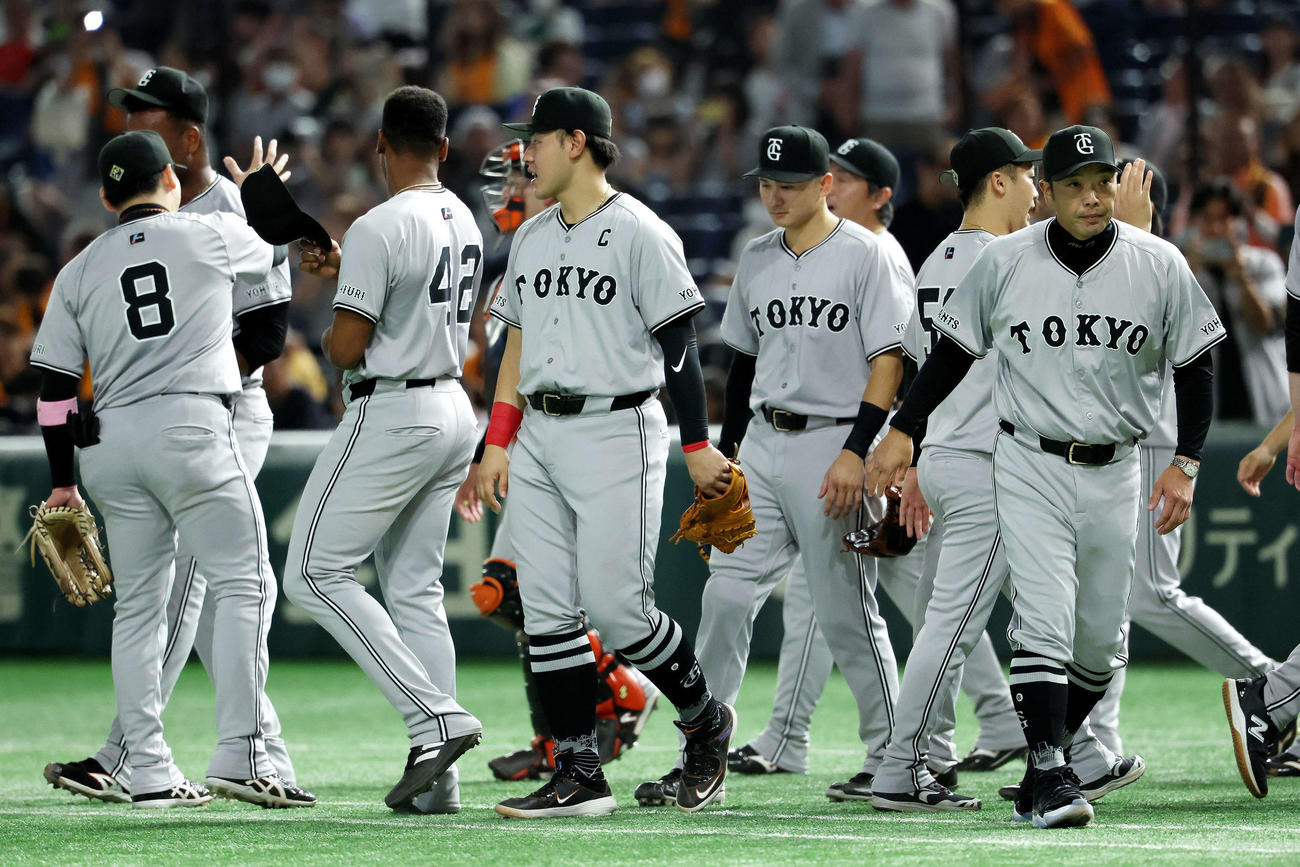巨人対ヤクルト　ヤクルトに勝利し、整列に向かう阿部監督（右）（撮影・河田真司）