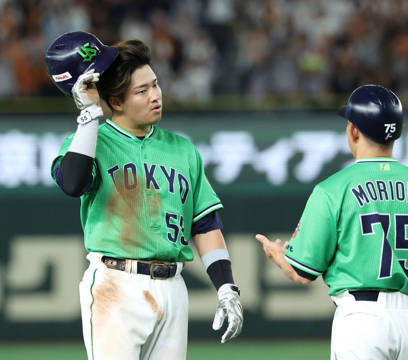 巨人対ヤクルト　5回表ヤクルト1死一、二塁、山田の打球で飛び出すも、ヘルナンデスの捕球から帰塁できず併殺に倒れる二走村上（撮影・河田真司）