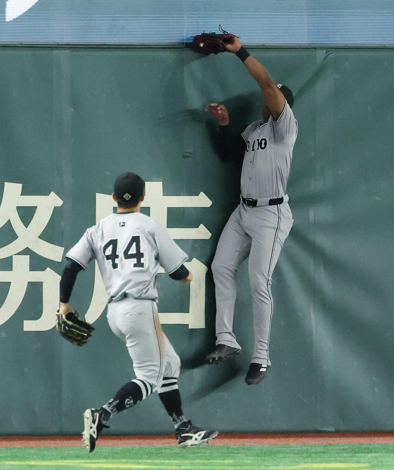 巨人対ヤクルト　5回表ヤクルト1死一、二塁、山田の打球を好捕するヘルナンデス（右）（撮影・河田真司）