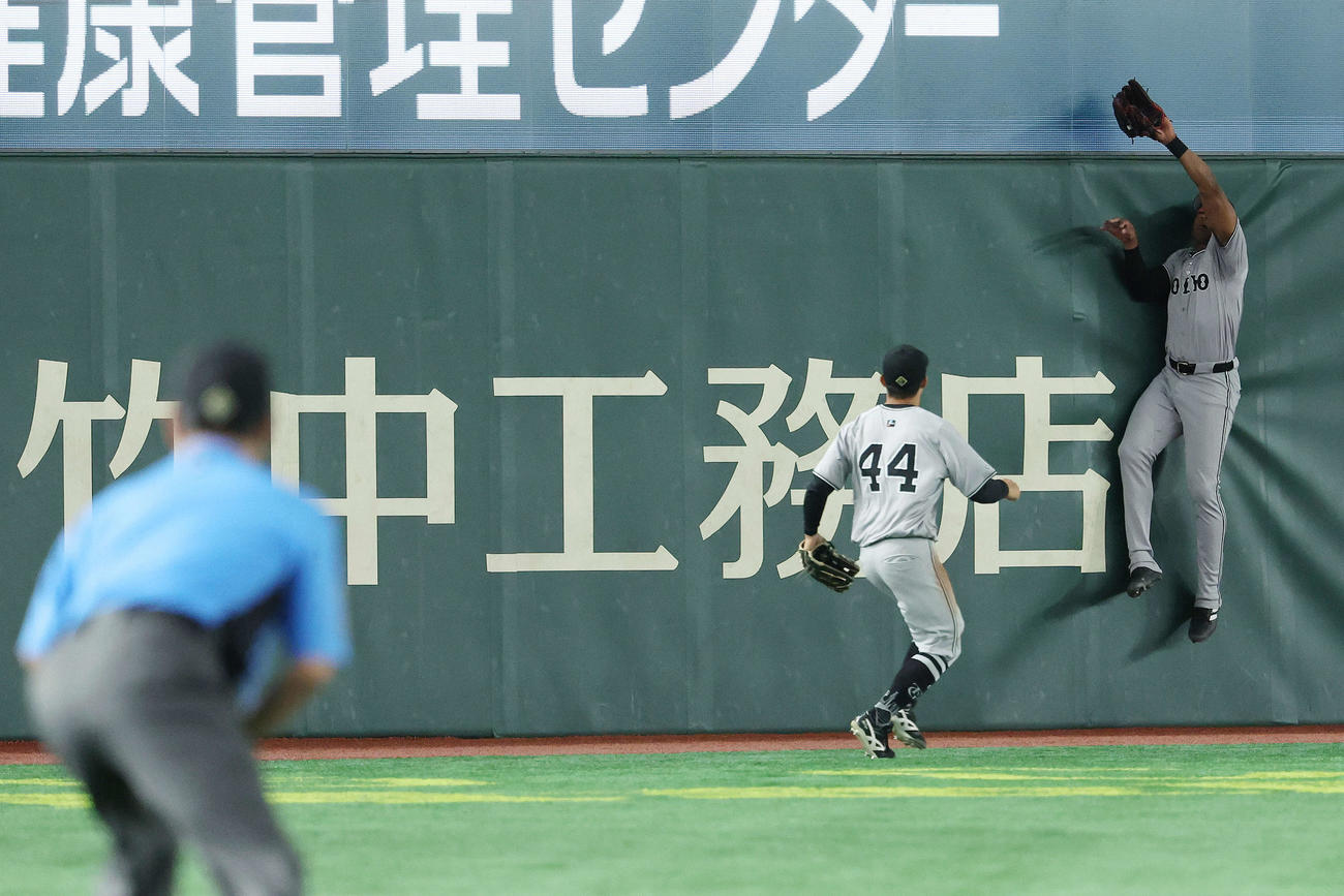 巨人対ヤクルト　5回表ヤクルト1死一、二塁、山田の打球を好捕するヘルナンデス（右）（撮影・河田真司）