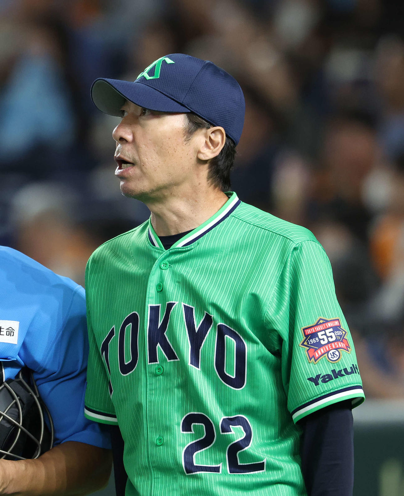 巨人対ヤクルト　7回表を終え、選手交代を告げる高津監督（撮影・河田真司）
