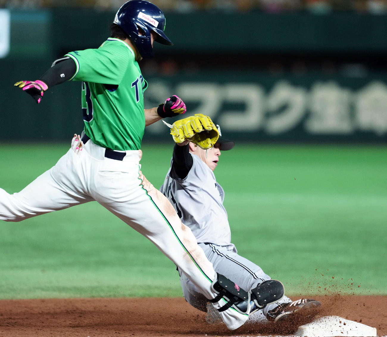 巨人対ヤクルト　7回表ヤクルト無死、西川の一ゴロでベースカバーに入る高梨（撮影・たえ見朱実）