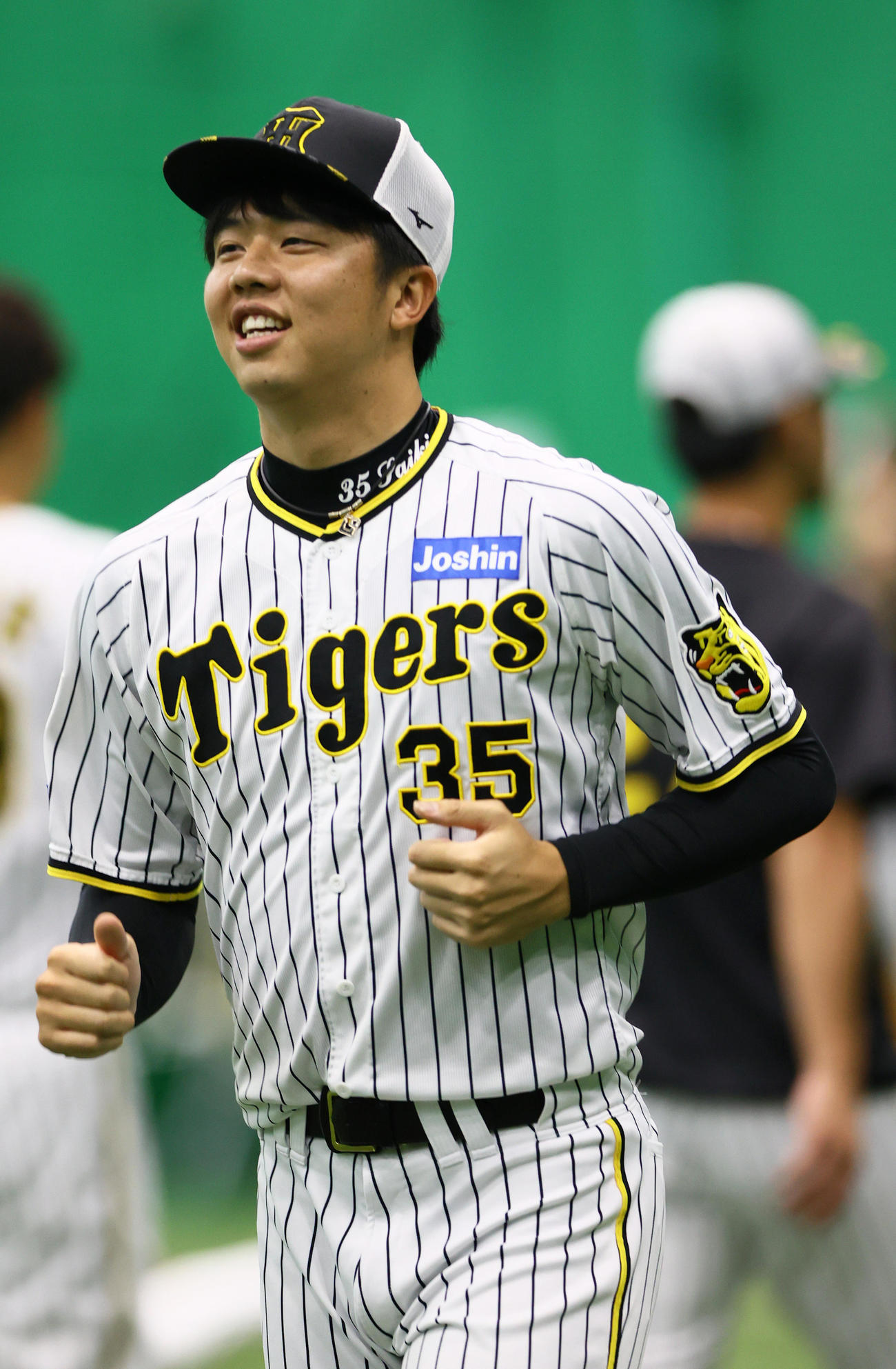 リラックスした表情でアップする才木（撮影・上山淳一）