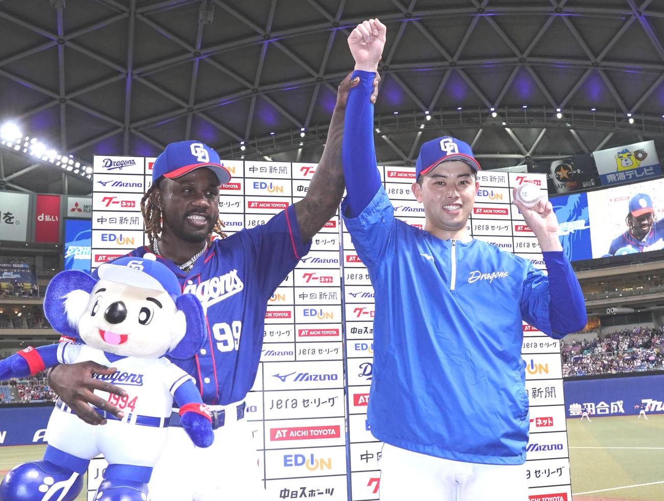 中日対広島　ヒーローインタビューを終え勝利球を手にカリステとポーズを決める笑顔の松山（右）（撮影・森本幸一）