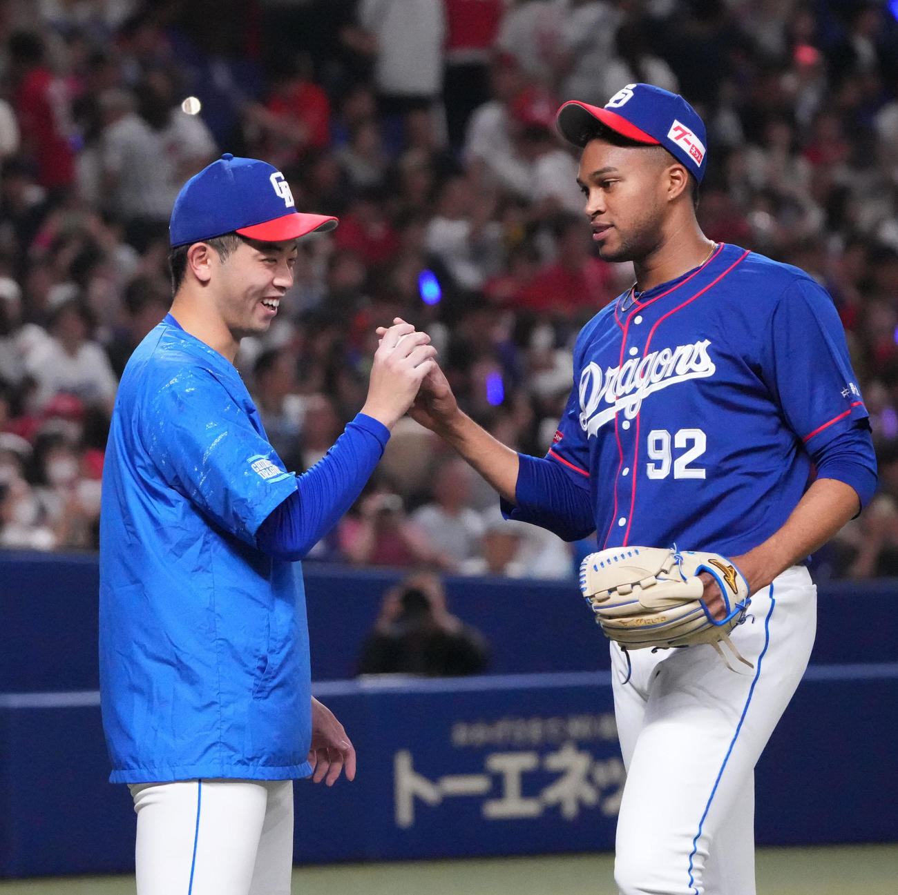 中日対広島　試合終了、マルティネスから勝利球を受け取り笑顔を見せる松山（左）（撮影・森本幸一）