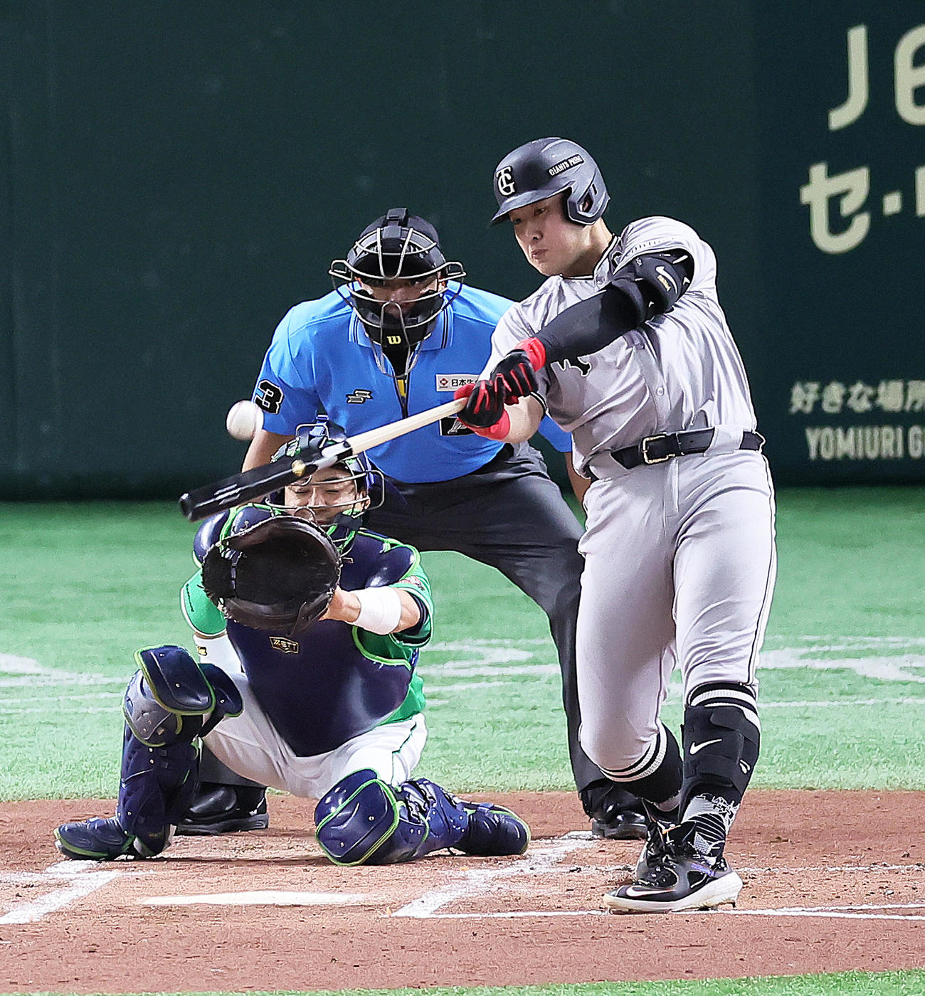 巨人対ヤクルト　1回裏巨人2死三塁、岡本和は先制適時二塁打を放つ（撮影・足立雅史）