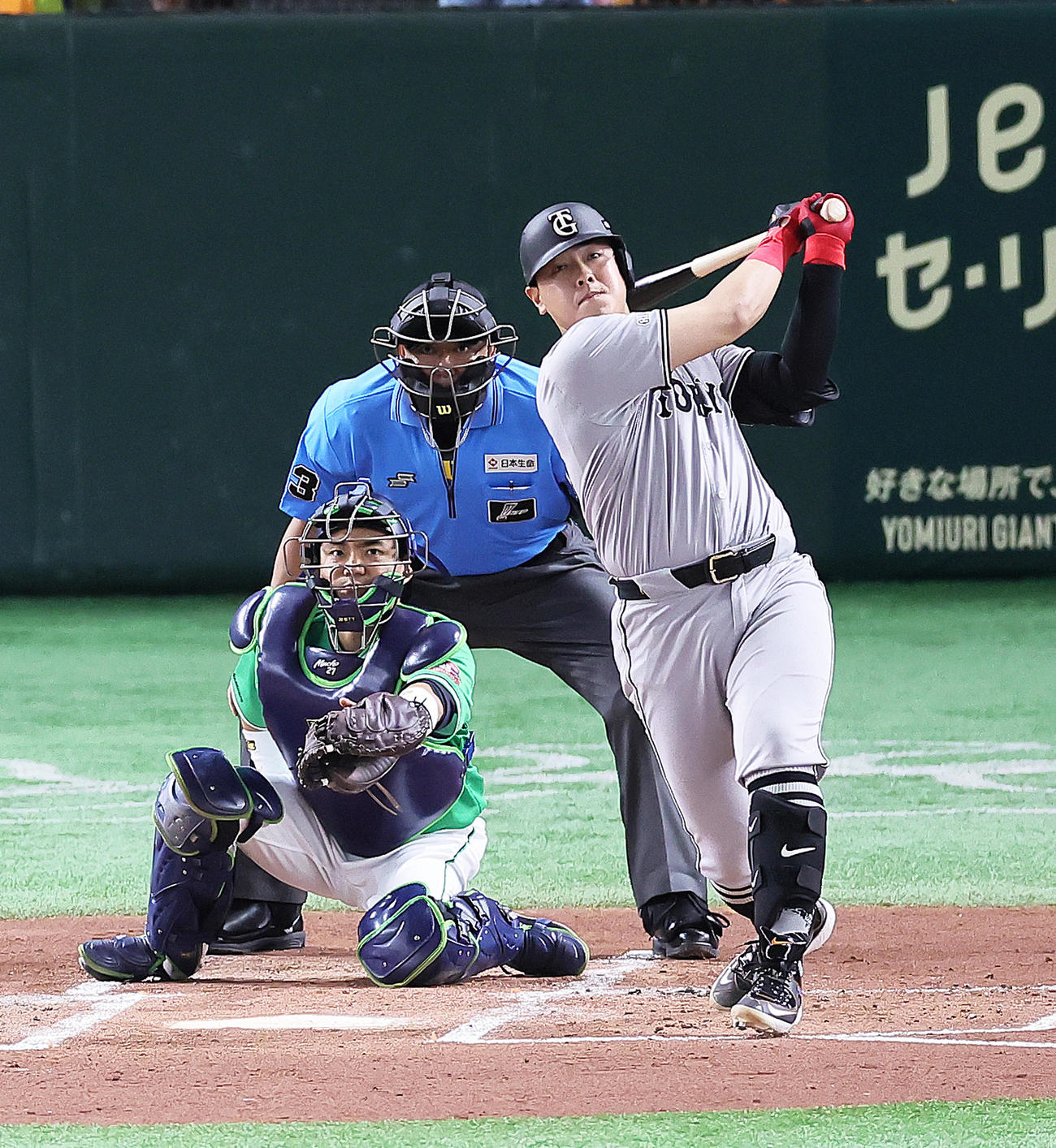 巨人対ヤクルト　1回裏巨人2死三塁、岡本和は先制適時二塁打を放つ（撮影・足立雅史）