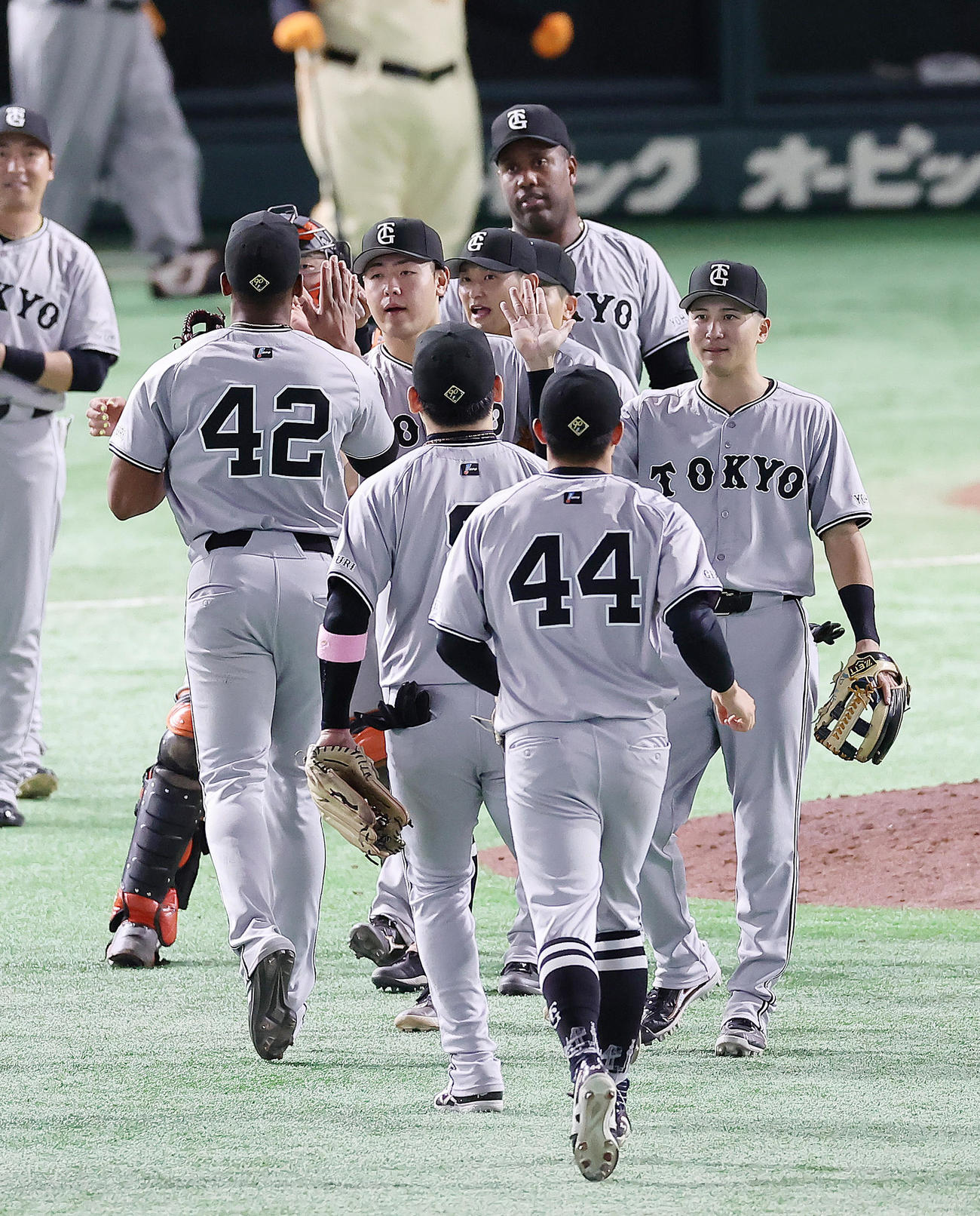 巨人対ヤクルト　ヤクルトに勝利し、タッチを交わす巨人の岡本和（左から2人目）ら（撮影・足立雅史）