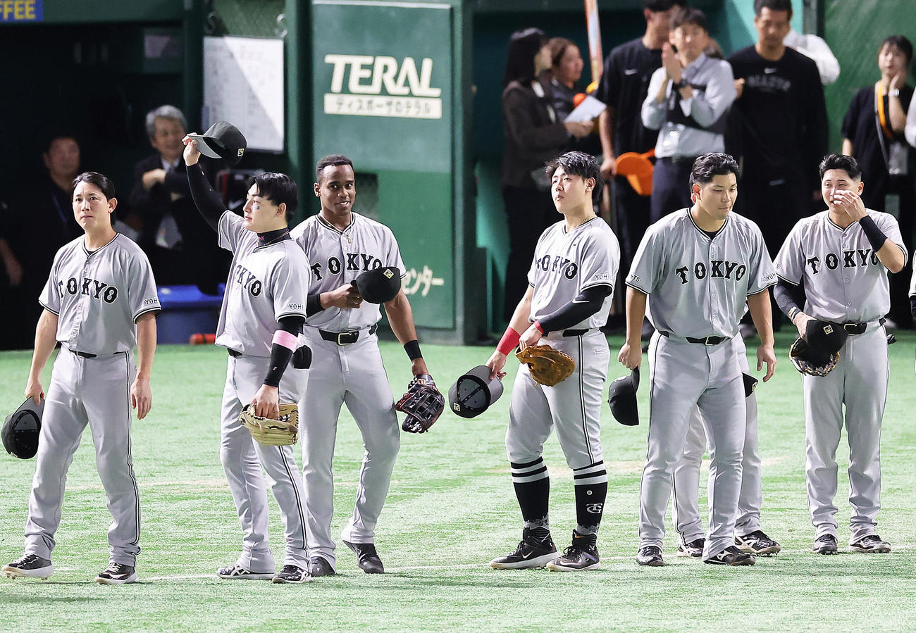巨人対ヤクルト　ヤクルトに勝利し、スタンドのファンを見つめる巨人のヘルナンデス（中央左）、岡本和（撮影・足立雅史）