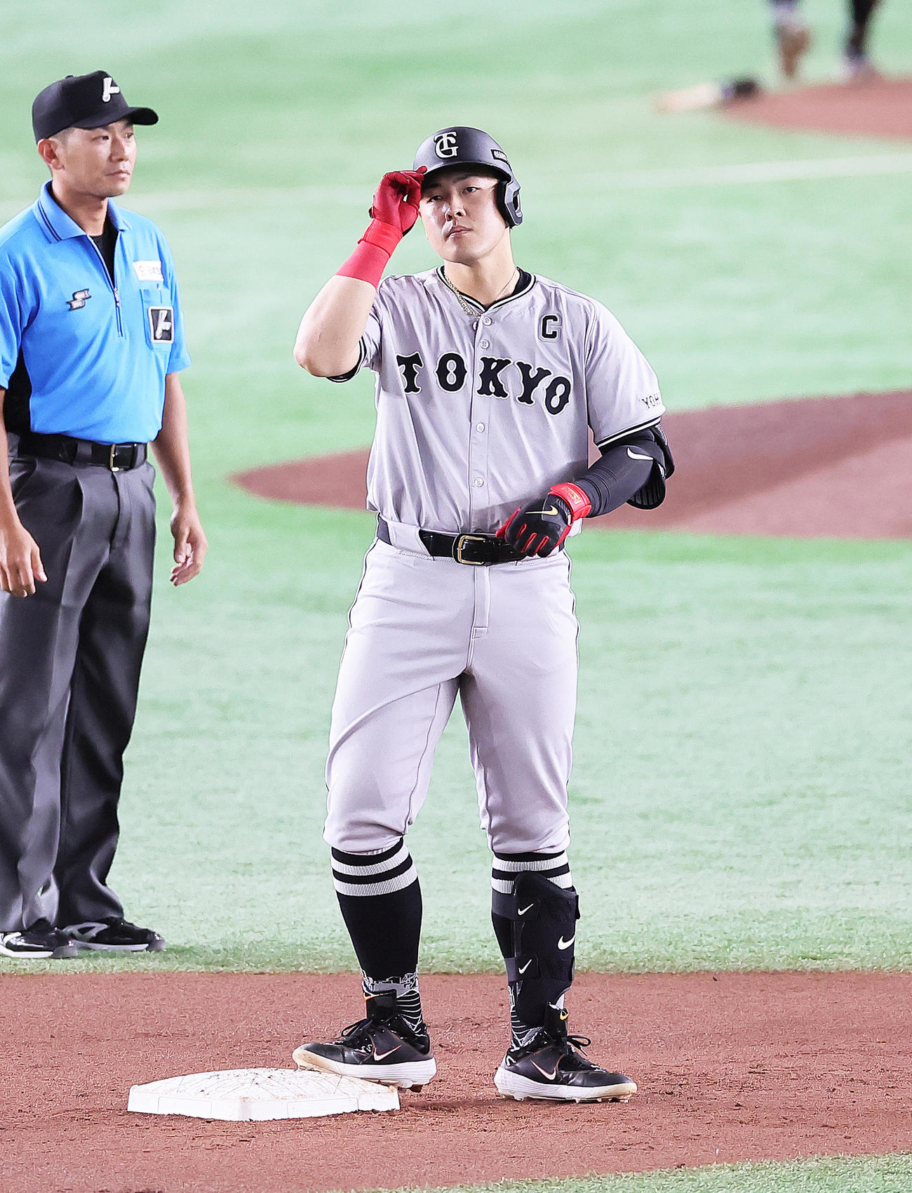 巨人対ヤクルト　1回裏巨人2死三塁、岡本和は先制適時二塁打を放つ（撮影・足立雅史）