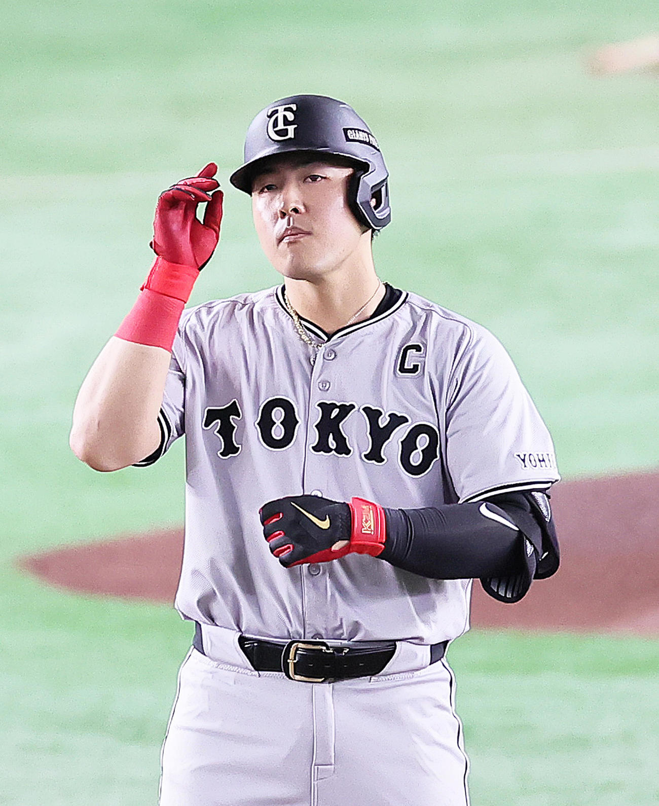 巨人対ヤクルト　1回裏巨人2死三塁、岡本和は先制適時二塁打を放つ（撮影・足立雅史）
