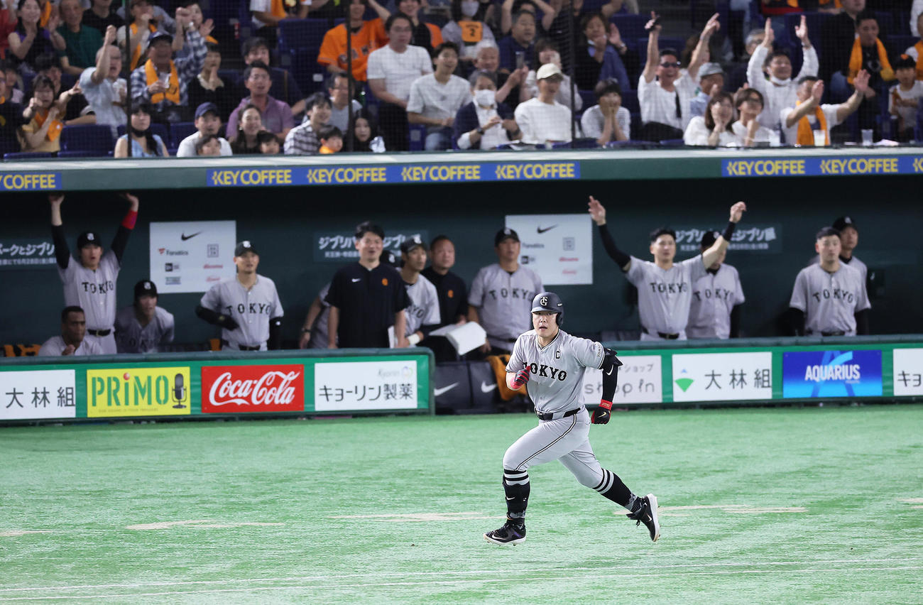 巨人対ヤクルト　1回裏巨人2死三塁、岡本和は先制適時二塁打を放つ（撮影・足立雅史）