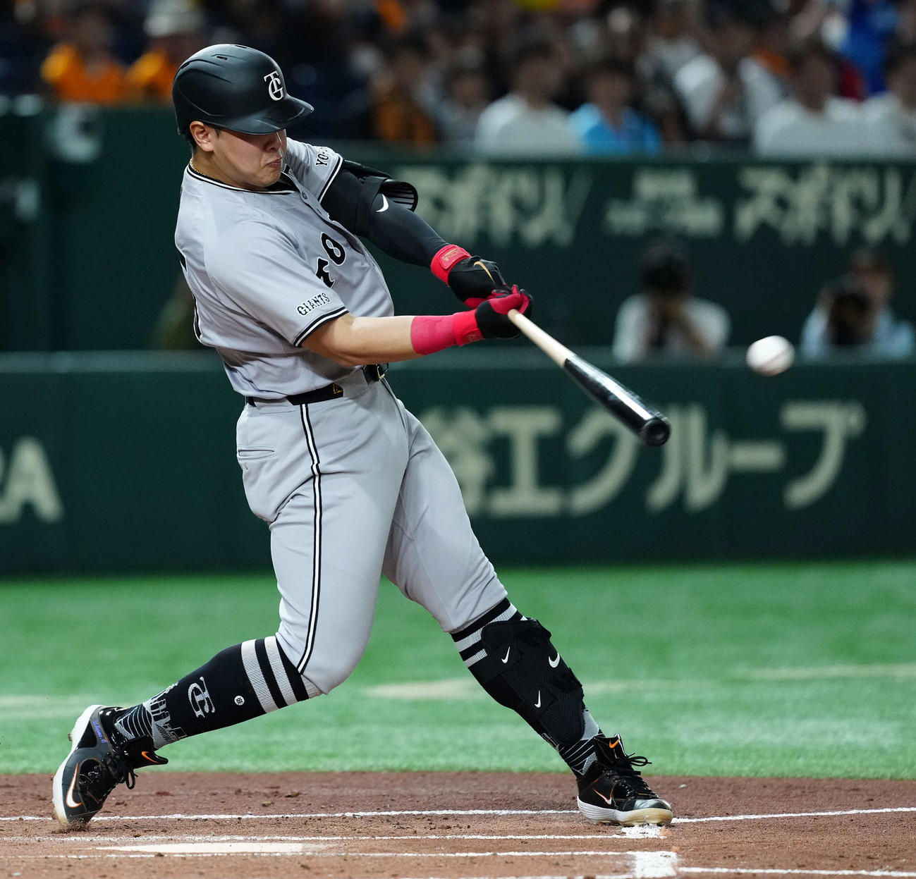 巨人対ヤクルト　1回裏巨人2死三塁、先制の適時二塁打を放つ岡本和（撮影・たえ見朱実）