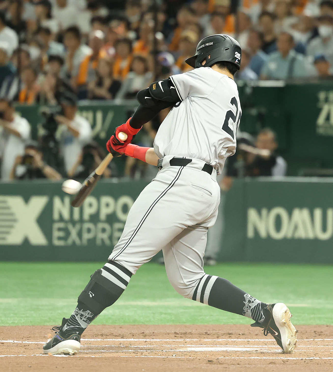 巨人対ヤクルト　1回裏巨人2死三、先制適時二塁打を放つ岡本和（撮影・河田真司）
