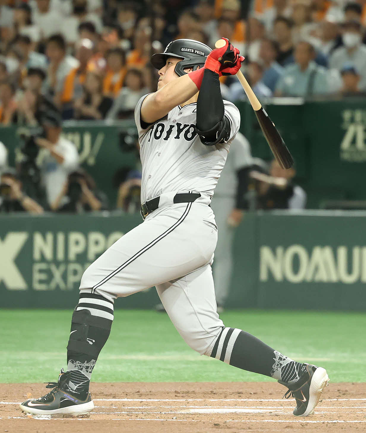 巨人対ヤクルト　1回裏巨人2死三、先制適時二塁打を放つ岡本和（撮影・河田真司）