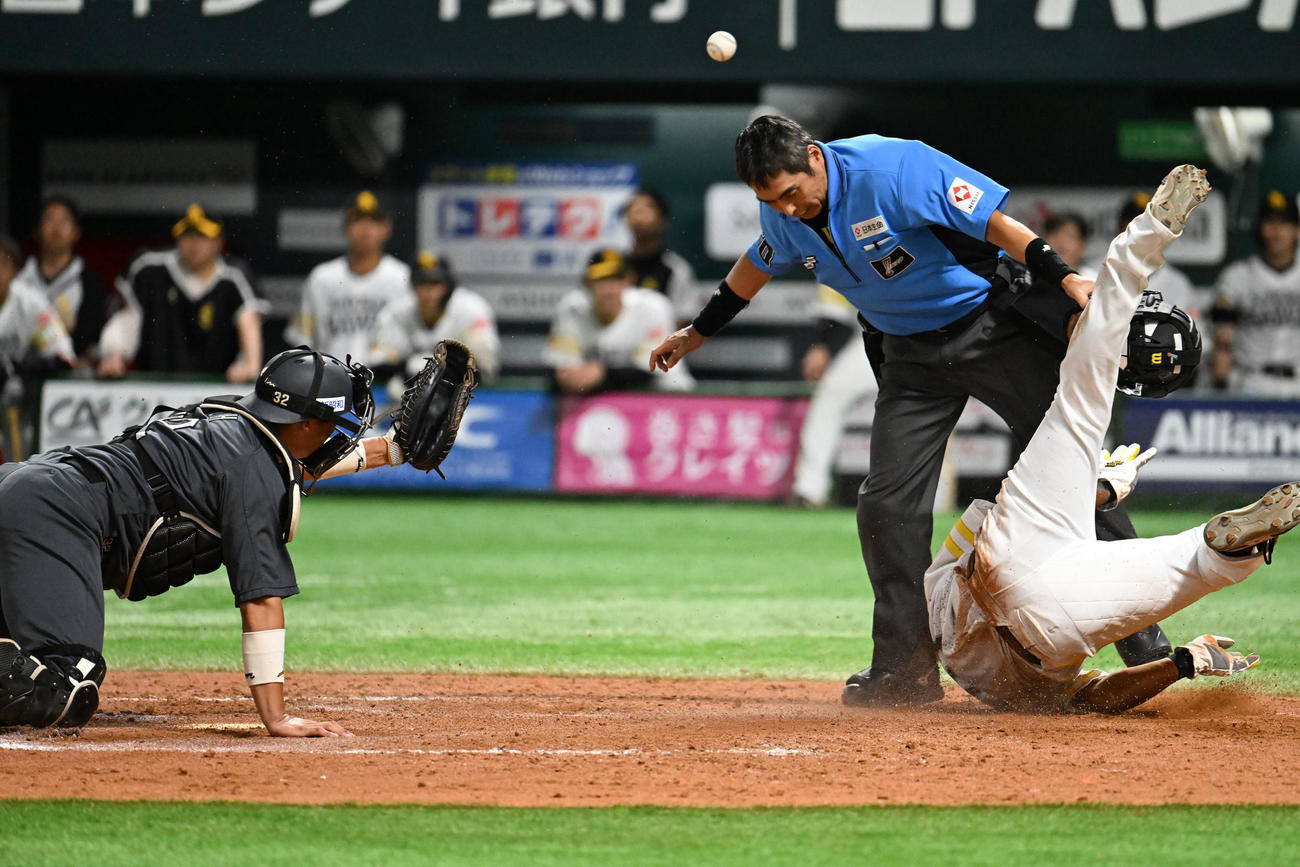 ソフトバンク対ロッテ　9回裏ソフトバンク1死三塁、打者中村晃のゴロで川村は生還を果たす（撮影・林敢治）